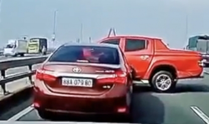 Clip TNGT: Tưởng bán tải như